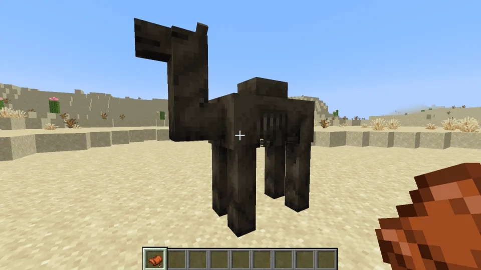 鞍を持っている様子